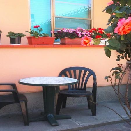 A Casa Doina Airport2 Acomodação com café da manhã Pisa Exterior foto